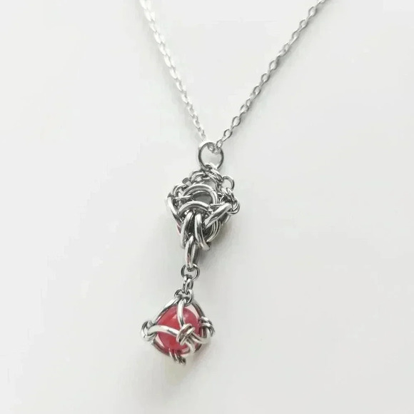Antique style red pearl diamond-shaped pendant on a small silver chain necklace - Picture 6 of 7
